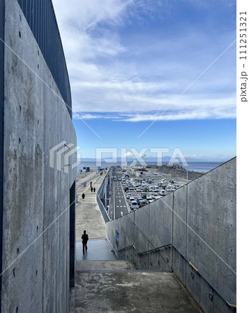 伊豆大島、岡田港ターミナルからみる風景 111251321