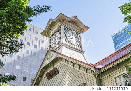 北海道札幌市　札幌のシンボルで人気の観光名所　札幌市時計（旧札幌農学校演武場） 111251359
