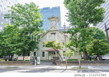 北海道札幌市　札幌のシンボルで人気の観光名所　札幌市時計（旧札幌農学校演武場） 111251364