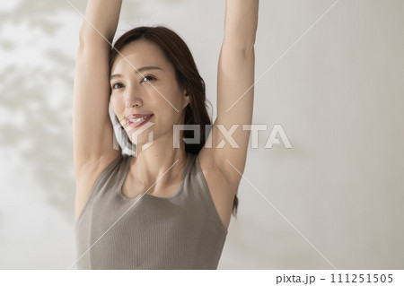 脇ケア・脱毛・美肌の女性イメージ 111251505