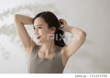 脇ケア・脱毛・美肌の女性イメージ 111251508