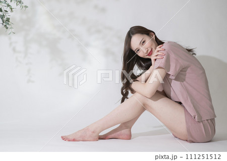 美脚・ダイエットイメージ・リラックスする女性　 111251512