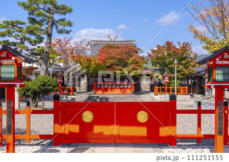 秋の京都 車折神社 本殿 秋の京都 車折神社 本殿 111251555