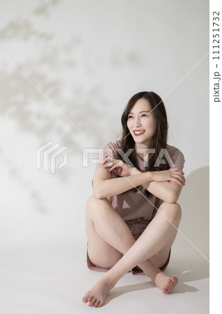 美脚・ダイエットイメージ・リラックスする女性　 111251732