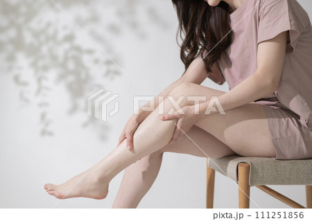 美脚・ダイエットイメージ・リラックスする女性 美脚・ダイエットイメージ・リラックスする女性 111251856