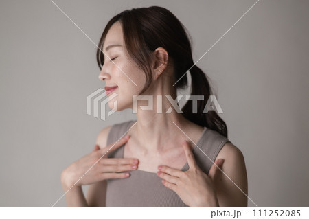鎖骨を押さえる若い女性・リンパマッサージ・胸鎖乳突筋 鎖骨を押さえる若い女性・リンパマッサージ・胸鎖乳突筋 111252085
