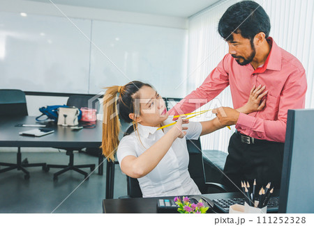The boss or supervisor is harassing and hurting a female employee. Causing young employees to resist because they are uncomfortable and afraid of being sexually abused. Concept of sexual harassment in 111252328