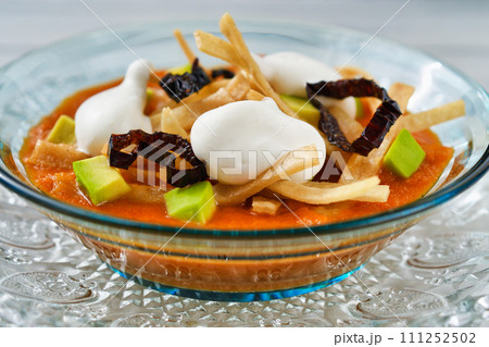 メキシコ料理のソパ・デ・トルティージャ（ソパ・アステカ） 111252502