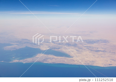 中東サウジアラビア付近の空撮 111252510