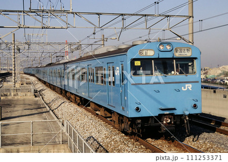 1996年京葉線 葛西臨海公園駅の103系電車の写真素材 [111253371] - PIXTA