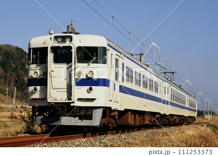 1996年日豊本線日向新富駅付近を走る457系電車 111253373