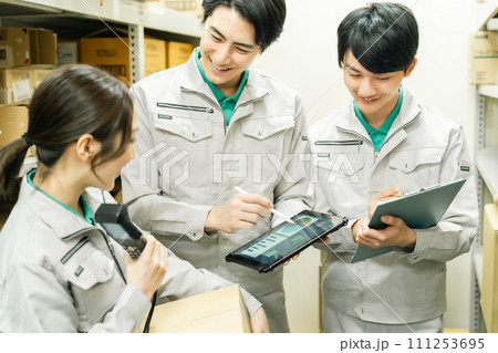 バックヤードで在庫管理する若い男性 バックヤードで在庫管理する若い男性 111253695