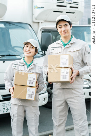 荷物を運ぶ若い作業員 荷物を運ぶ若い作業員 111253711