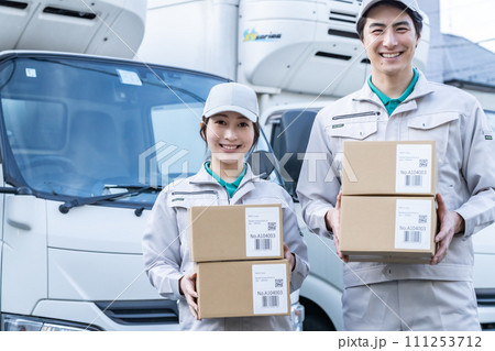 荷物を運ぶ若い作業員 荷物を運ぶ若い作業員 111253712