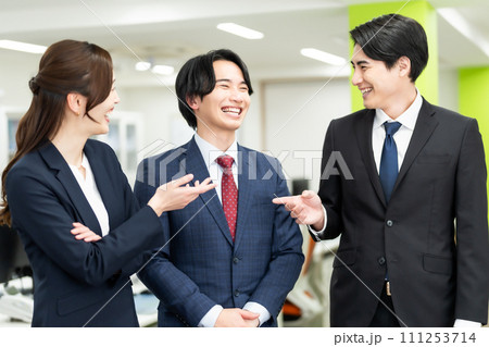 談笑するビジネスチーム 談笑するビジネスチーム 111253714