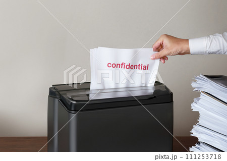 シュレッダーと書類の山 AI生成画像 111253718