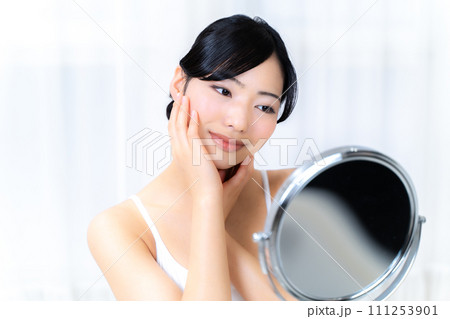 化粧をする若い日本人女性 化粧をする若い日本人女性 111253901