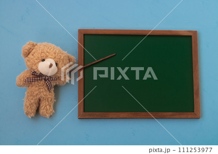 背景素材・黒板を指し示すクマさん 111253977