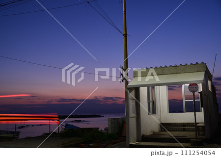 黄昏始めた葉山新名瀬バス停 111254054