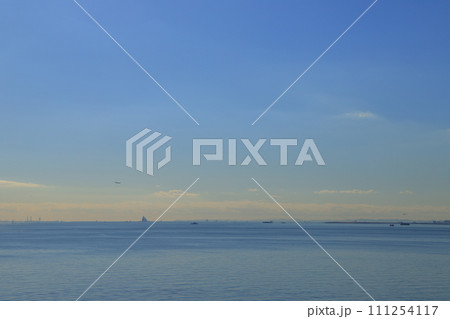 晴れた日の海と青い空 111254117