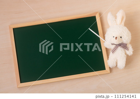背景素材・黒板を指し示すウサギさん 背景素材・黒板を指し示すウサギさん 111254141