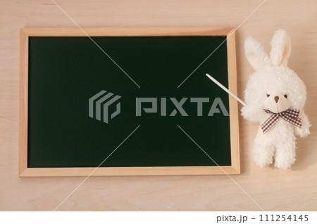 背景素材・黒板を指し示すウサギさん 111254145