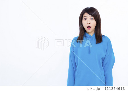 びっくり驚いている青いパーカーを着た40代の女性 111254618