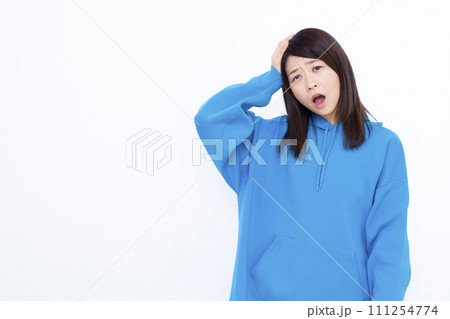 頭を抱える40代の女性 頭を抱える40代の女性 111254774