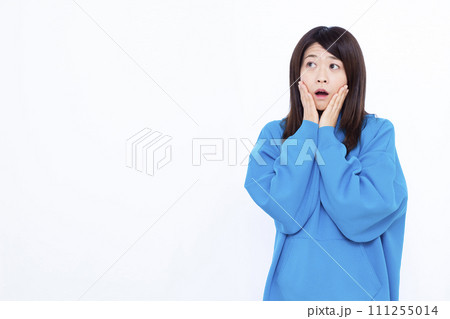 びっくり驚いている40代のパーカーを着た女性 111255014