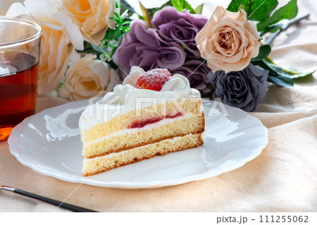 イチゴのショートケーキ 111255062