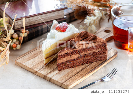 ショコラケーキとイチゴのショートケーキ ショコラケーキとイチゴのショートケーキ 111255272