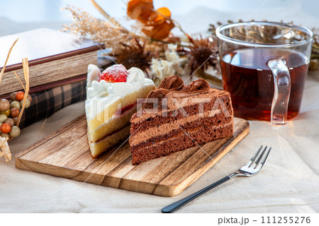 ショコラケーキとイチゴのショートケーキ ショコラケーキとイチゴのショートケーキ 111255276