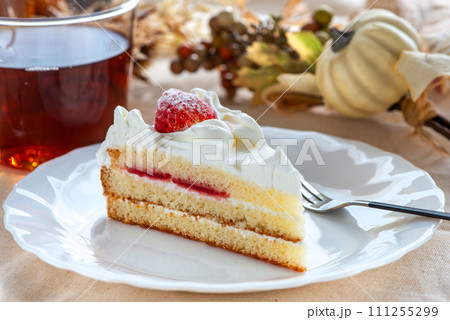 イチゴのショートケーキ 111255299