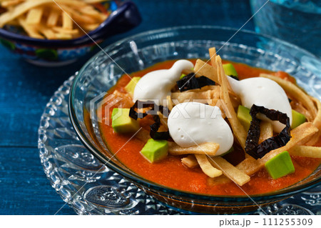 メキシコ料理のソパ・デ・トルティージャ(ソパ・アステカ) メキシコ料理のソパ・デ・トルティージャ(ソパ・アステカ) 111255309