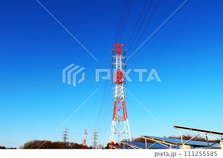 青空にそびえる鉄塔 太陽光パネル 青空にそびえる鉄塔 太陽光パネル 111255585