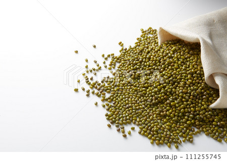 白い背景の上に置かれた緑豆 もやしの種 ムング豆 白い背景の上に置かれた緑豆 もやしの種 ムング豆 111255745