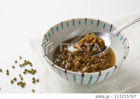 小鉢に入れられた緑豆スープ 緑豆湯 ムング豆スープ しるこ 小鉢に入れられた緑豆スープ 緑豆湯 ムング豆スープ しるこ 111255767