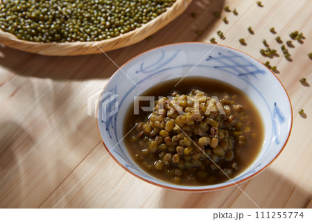 小鉢に入れられた緑豆スープ 緑豆湯 ムング豆スープ しるこ 小鉢に入れられた緑豆スープ 緑豆湯 ムング豆スープ しるこ 111255774