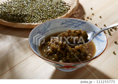 小鉢に入れられた緑豆スープ　緑豆湯　ムング豆スープ　しるこ 111255775