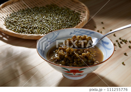 小鉢に入れられた緑豆スープ　緑豆湯　ムング豆スープ　しるこ 111255776