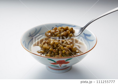 小鉢に入れた緑豆スープ　緑豆湯　ムング豆スープ　しるこ 111255777