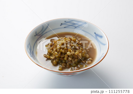 小鉢に入れた緑豆スープ　緑豆湯　ムング豆スープ　しるこ 111255778