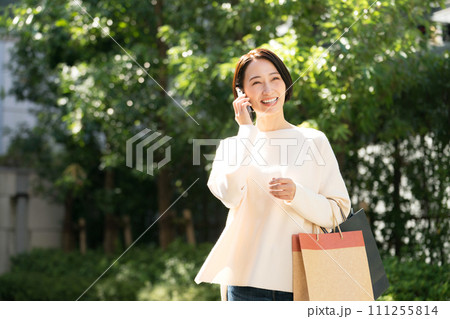電話をするショッピング中の女性 111255814
