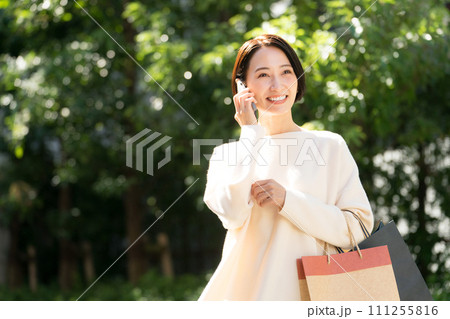 電話をするショッピング中の女性 電話をするショッピング中の女性 111255816