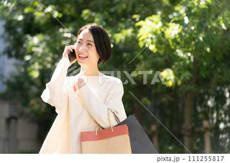 電話をするショッピング中の女性 電話をするショッピング中の女性 111255817