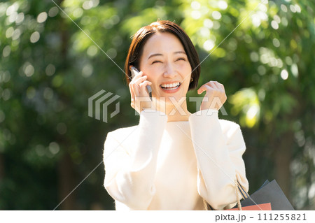 電話をするショッピング中の女性 電話をするショッピング中の女性 111255821
