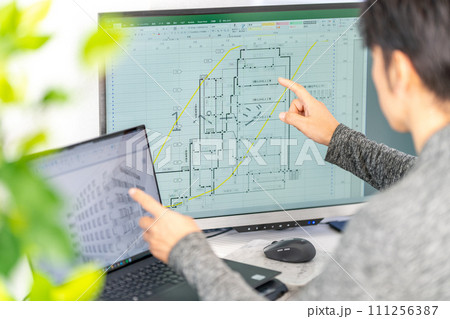 工事工程表を説明する男性一級建築士　ネットワーク工程表　工事監理 111256387