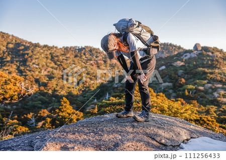 屋久島トレッキングする女性 111256433