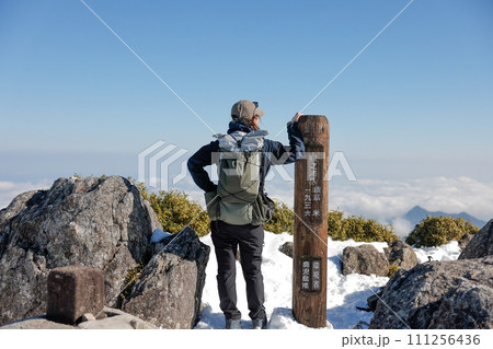 屋久島トレッキングする女性 111256436
