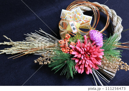 手作りの正月飾り 111256473